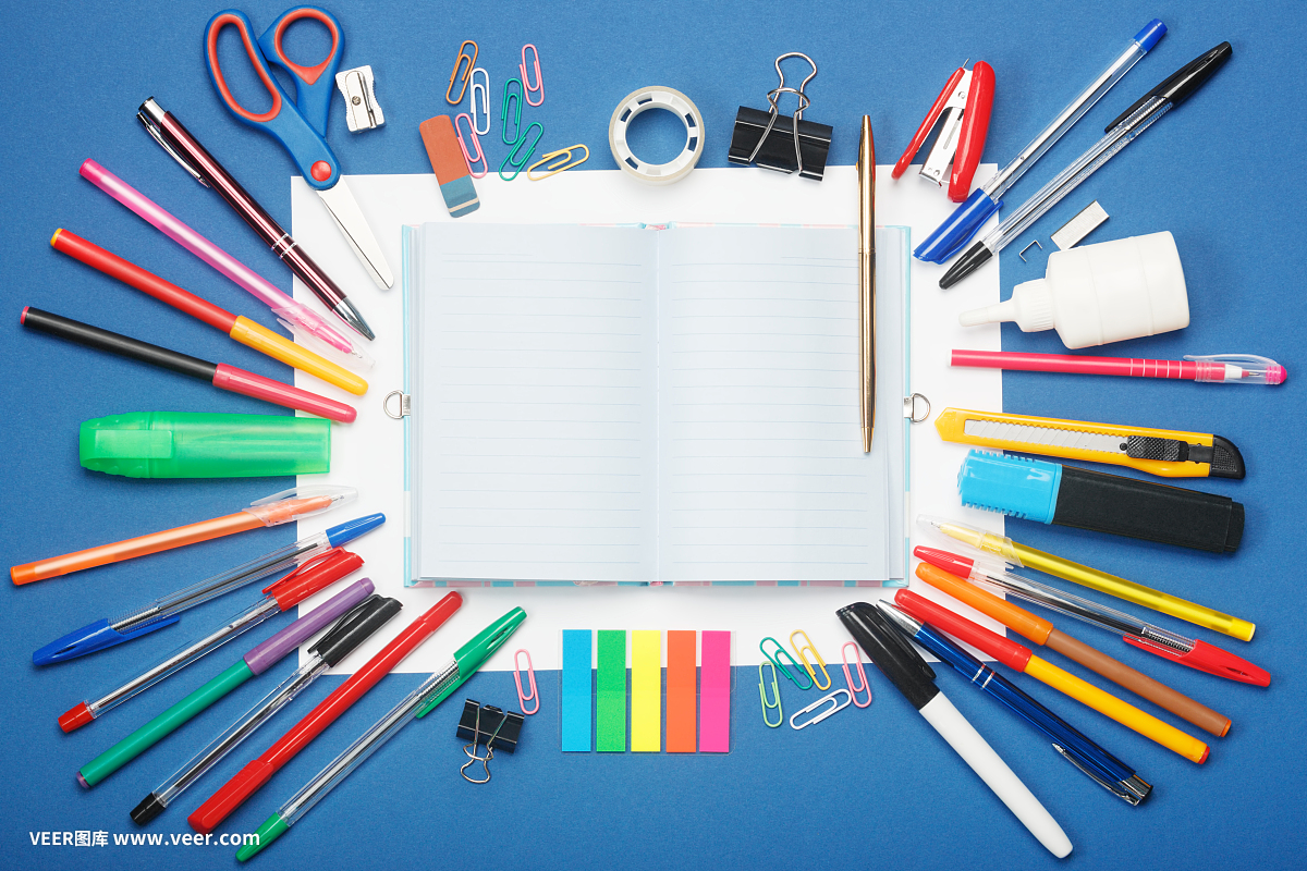 蓝色背景的文具和空白笔记本。教育理念与复制空间为您的想法。